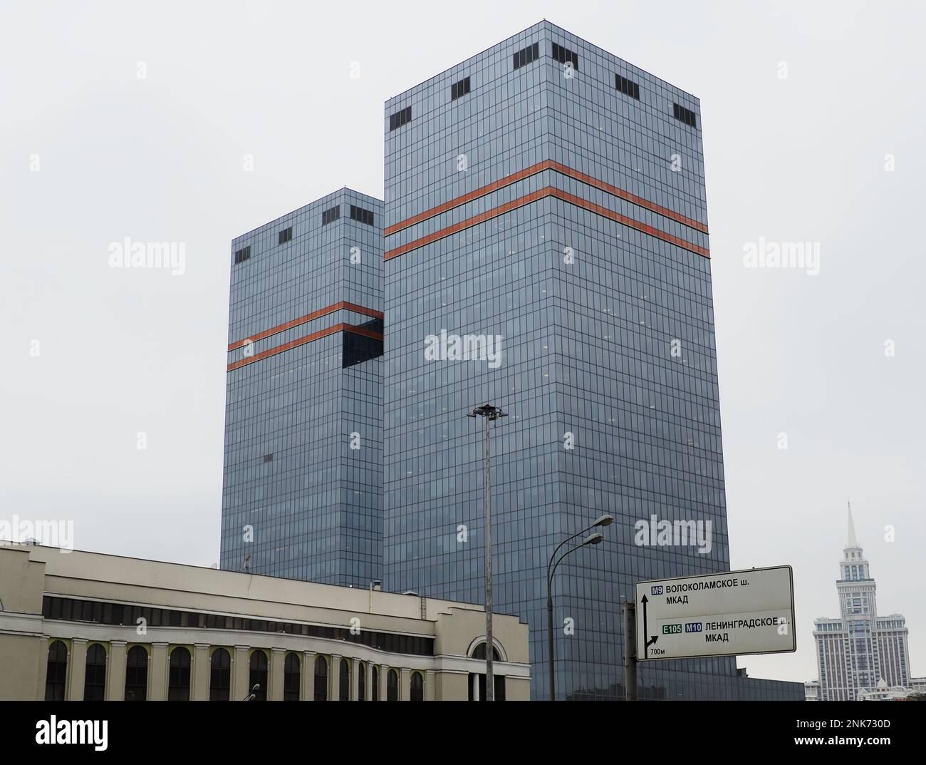 Moscou, Russie - 17 février 2023 : deux tours de verre du centre d'affaires Skylight à Leningradsky Prospect, 39 ans, à Moscou. Une des tours abrite Banque D'Images