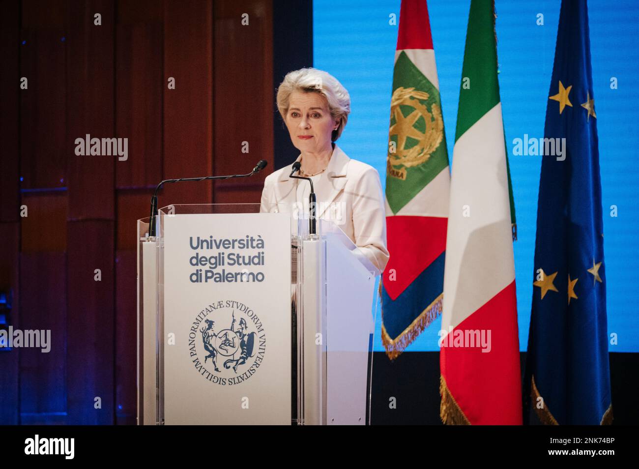 Palerme, Italie. 23rd févr. 2023. Le président von der Leyen a été vu sur scène lors de la cérémonie inaugurale. Ursula von der Leyen, Présidente de la Commission européenne, a assisté à la cérémonie d'ouverture de l'année universitaire à l'Université de Palerme (Università di Palermo, UNIPA), par un discours inaugural. Le Président a été accueilli par le Professeur Massimo Midiri, Recteur de l'UNIPA. Crédit : SOPA Images Limited/Alamy Live News Banque D'Images