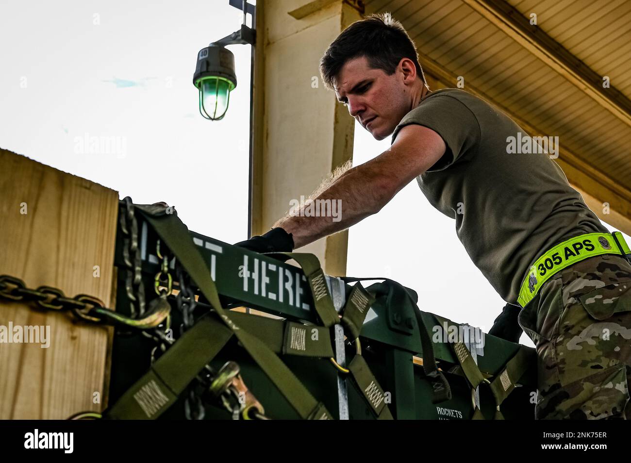 Le principal Airman Andrew Griffith, 305th Aerial Port Squadron, assemble des palettes de munitions guidées à lancement multiple pour chargement sur un Boeing 767 à la base interarmées McGuire-dix-Lakehurst (N.J.), le 12 août 2022. La cargaison de munitions fait partie d'un paquet supplémentaire d'assistance à la sécurité pour l'Ukraine. L'assistance de sécurité que les États-Unis fournissent à l'Ukraine permet un succès critique sur le champ de bataille contre la force russe d'invasion. Banque D'Images