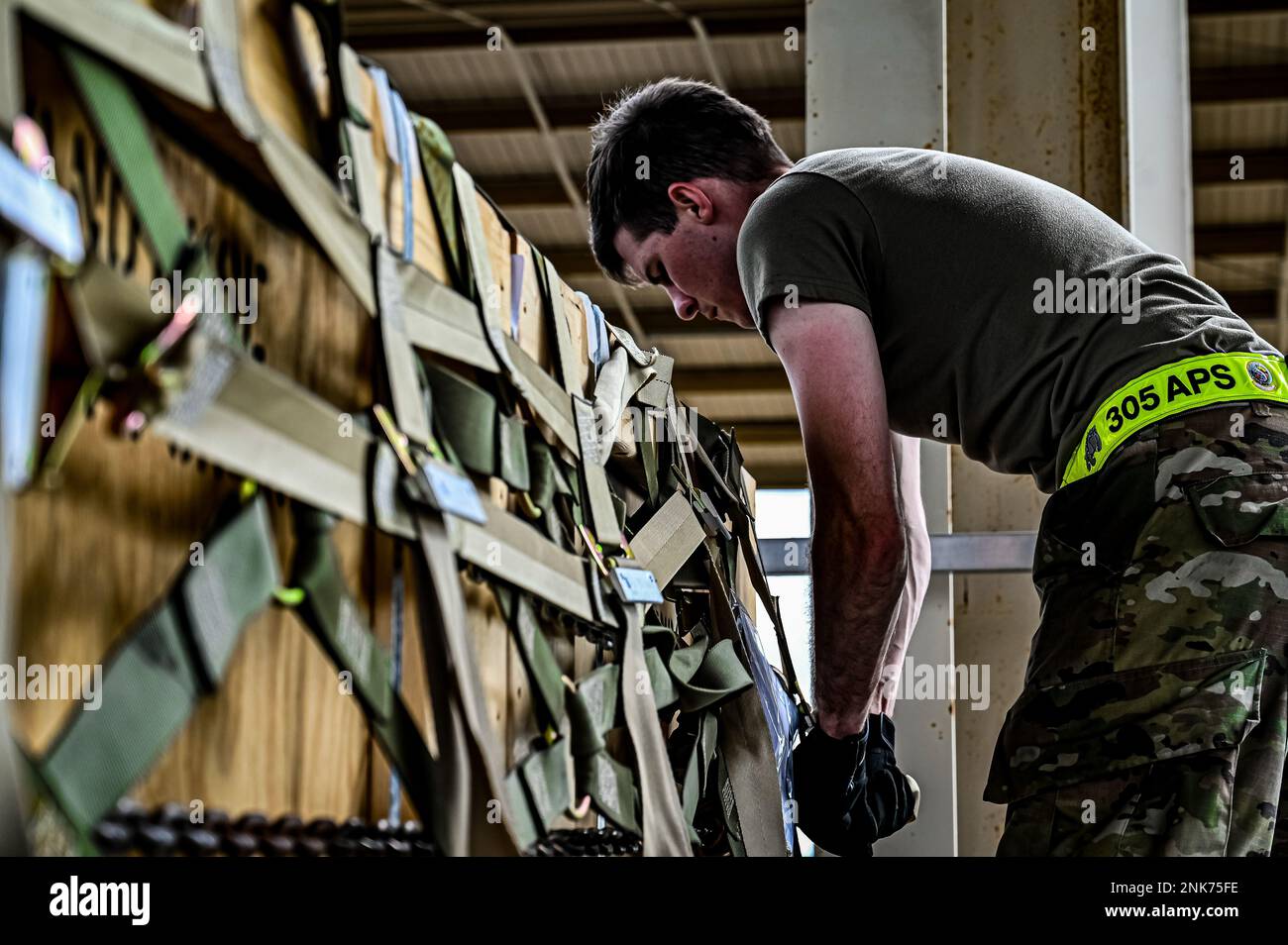 Le principal Airman Andrew Griffith, 305th Aerial Port Squadron, assemble des palettes de munitions guidées à lancement multiple pour chargement sur un Boeing 767 à la base interarmées McGuire-dix-Lakehurst (N.J.), le 12 août 2022. La cargaison de munitions fait partie d'un paquet supplémentaire d'assistance à la sécurité pour l'Ukraine. L'assistance de sécurité que les États-Unis fournissent à l'Ukraine permet un succès critique sur le champ de bataille contre la force russe d'invasion. Banque D'Images