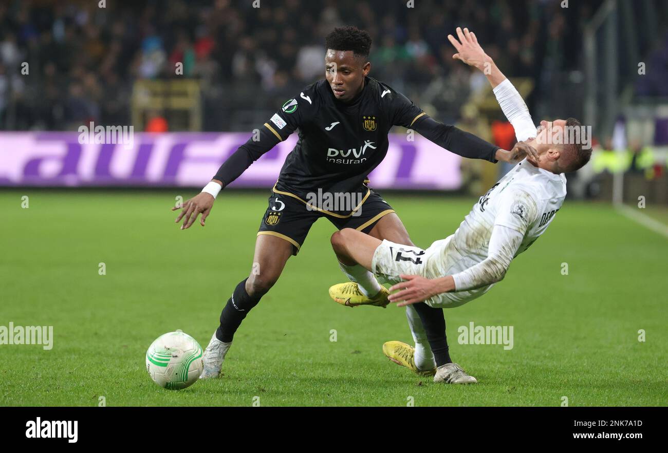 Bruxelles, le 23/02/2023, la Moussa n'Diaye d'Anderlecht et Kiril Despodov de Ludogorets se battent pour le ballon lors d'un match de football entre la RSC Anderlecht belge et les Ludogorets Razgrad bulgares du PFC, le jeudi 23 février 2023 à Bruxelles, le tour de retour du concours de la Ligue Europa de l'UEFA. Les Ludogorets ont gagné la première jambe avec un score de 1-0. BELGA PHOTO VIRGINIE LEFOUR Banque D'Images