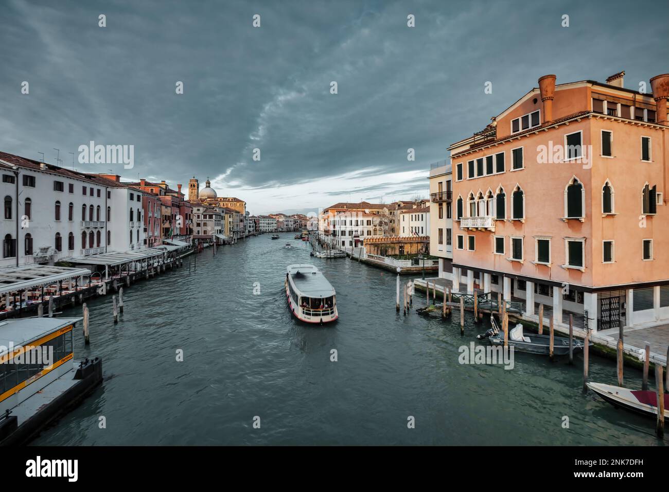 Vaporetto dans le Grand Canal dans la vieille ville de Venise Italie Banque D'Images