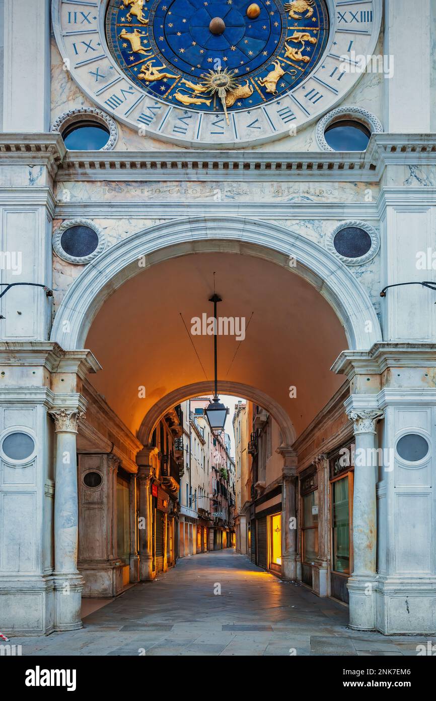 Merceria (la rue principale) passe par l'arcade de la tour de Clocktower de Saint Marc dans la vieille ville de Venise Italie. Banque D'Images