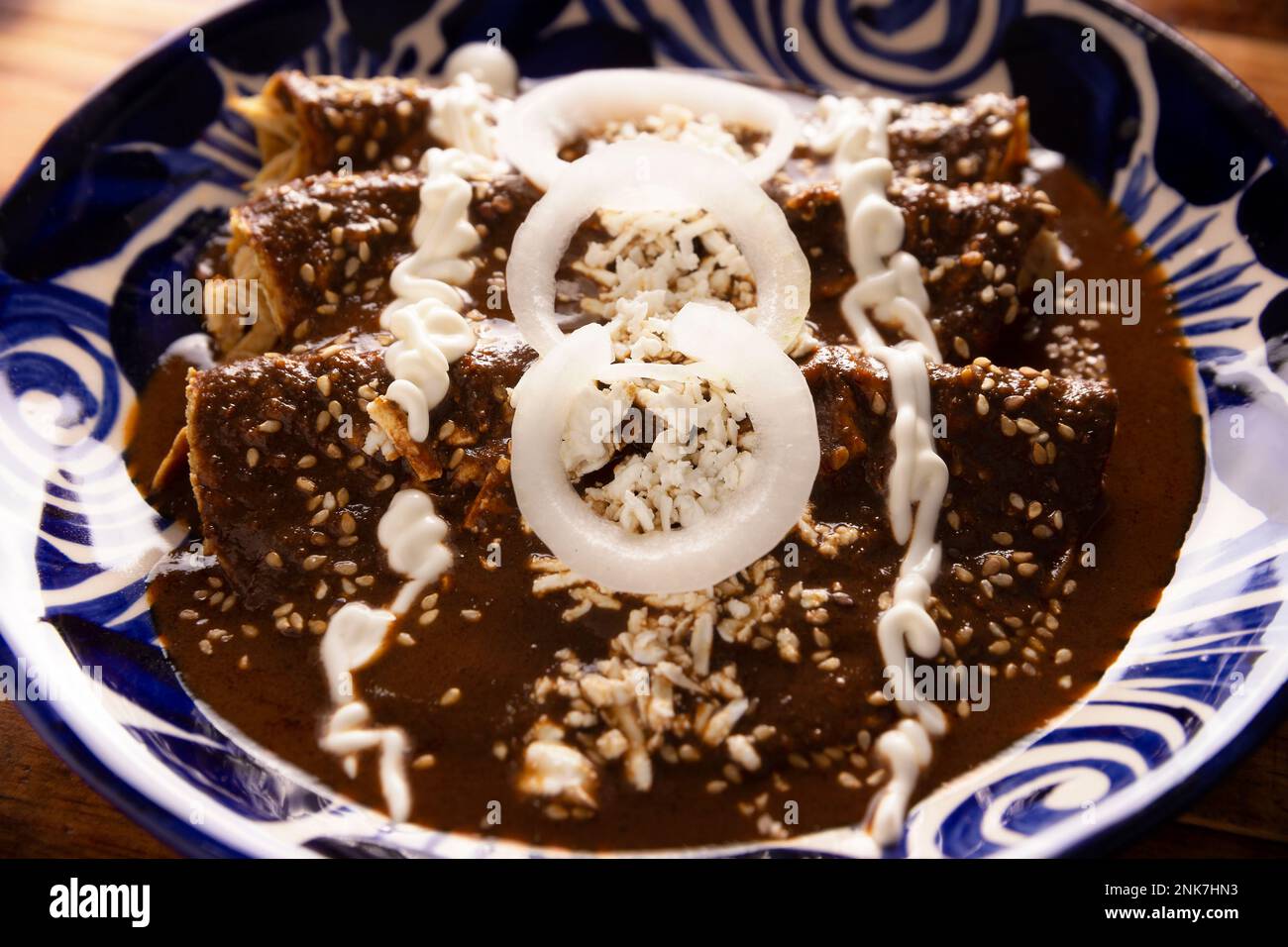 Enmoladas de poulet. Aussi connu sous le nom de mole poblano enchiladas, ils sont un plat mexicain typique qui est très populaire au Mexique et dans le reste du monde. Banque D'Images