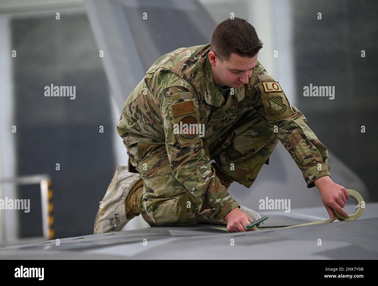 ÉTATS-UNIS Le Sgt. Joseph, de l'escadron de maintenance 1st, artisan à faible observation, encadre le corps d'un F-22 Raptor en préparation pour peindre à la base interarmées Langley-Eustis, Virginie, le 11 août 2022. Le MXS 1st offre non seulement une assistance pratique pour la maintenance du F-22, mais il gère également de nombreux clients externes. Banque D'Images