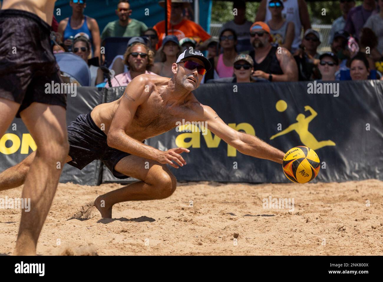 AUSTIN, TX - MAY 08: Phil Dalhausser cannot get to the ball during the Men's Semifinals of the AVP Pro Series Austin Open on May 8, 2022, at Krieg Field in Austin, Texas. (Photo by David Buono/Icon Sportswire) (Icon Sportswire via AP Images) Banque D'Images