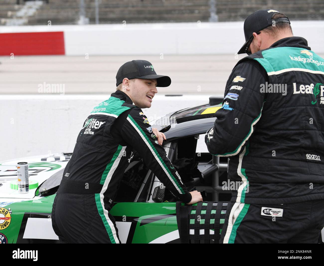 DARLINGTON, SC - MAY 08: Justin Haley (#31 Kaulig Racing LeafFilter Gutter Protection Chevrolet) talks to a crew member before the running of the NASCAR Cup Series Goodyear 400 on May 08, 2022, at Darlington Raceway in Darlington, SC.(Photo by Jeffrey Vest/Icon Sportswire) (Icon Sportswire via AP Images) Banque D'Images