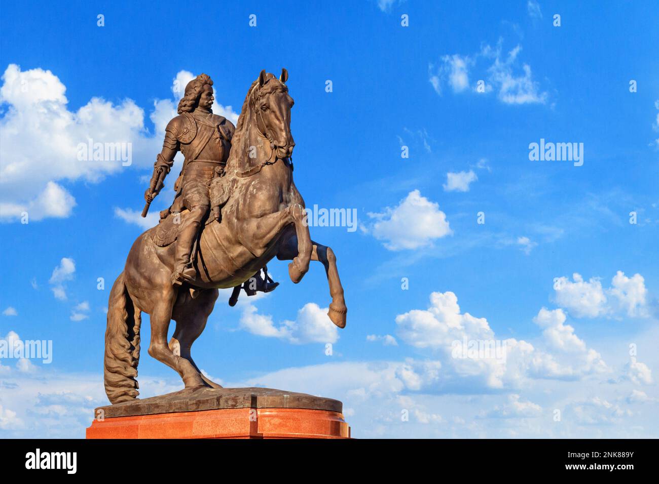 Vue sur la statue de Francis II Rakoczi située à l'extérieur du Parlement hongrois, contre le ciel, un jour d'été à Budapest, Hongrie Banque D'Images