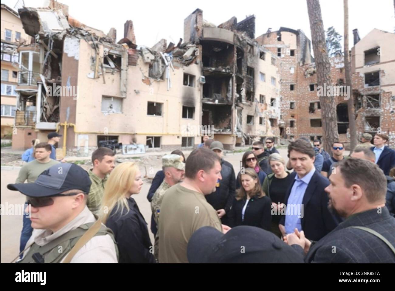 This image provided by the Irpin Mayor's Office shows Canadian Prime Minister Justin Trudeau, second from right, speaking with mayor Oleksandr Markushyn, center wearing t-shirt, in Irpin, Ukraine, Sunday, May 8, 2022. Trudeau made a surprise visit to Irpin on Sunday. The city was severely damaged during Russia’s attempt to take Kyiv at the start of the war. (Irpin Mayor's Office via AP) Banque D'Images