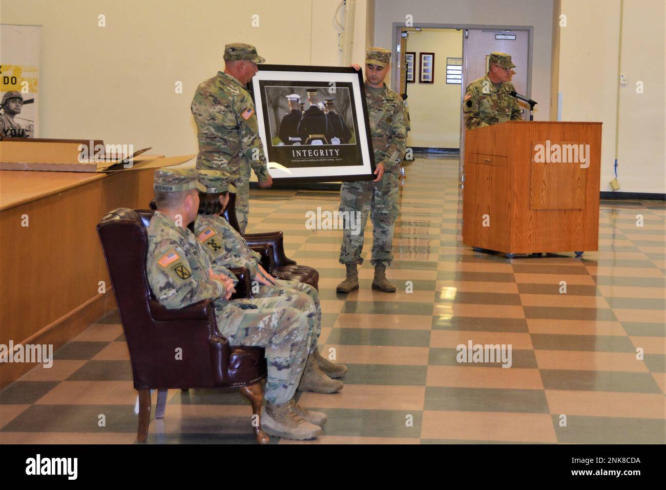 Le colonel Patrick Monahan, le fommander sortant de l'Institut régional de formation du 166th Regiment, présente un imprimé encadré à l'école lors d'une cérémonie de passation de commandement le 12 août 2022, à fort Indiantown Gap, Pennsylvanie. (Photo de la Garde nationale de Pennsylvanie par Brad Rhen) Banque D'Images