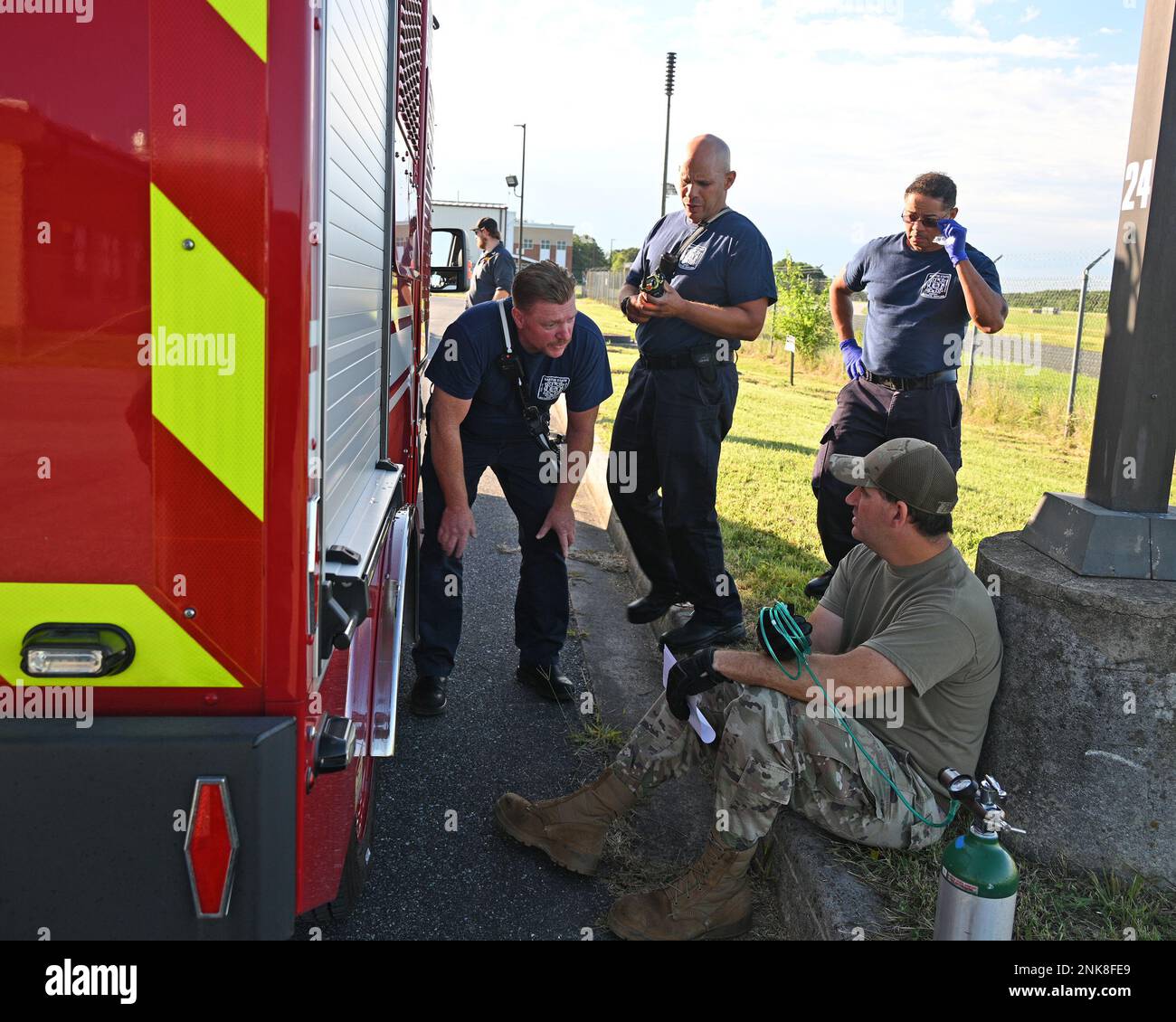 ÉTATS-UNIS Le sergent d'état-major de la Force aérienne, Jason Zabetakis, un artisan des carburants affecté au Groupe de soutien de la mission 175th, reçoit des soins médicaux du Service des incendies de la 175th e Escadre après une simulation de déversement de carburant au cours d'un exercice d'assurance de la mission à la base de la Garde nationale aérienne de Warfield, à l'aéroport d'État Martin, Middle River, Maryland, 12 août, 2022. La 175th e Escadre doit effectuer huit exercices d'assurance de la mission chaque année dans le cadre du plan d'inspection du commandant de l'escadre. Banque D'Images