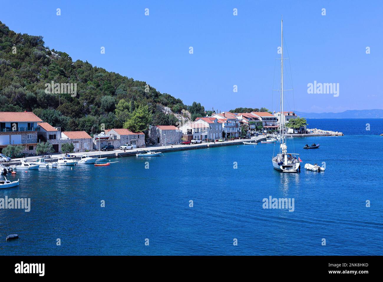 Bateaux à voile amarrés dans une baie sur la mer Adriatique, île de Lastovo, Dalmatie, Croatie Banque D'Images
