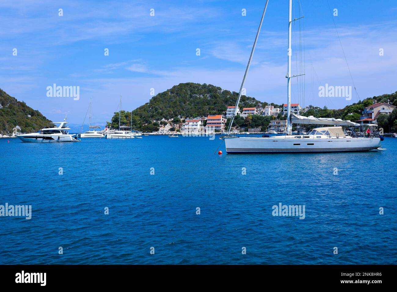 Bateaux à voile amarrés dans une baie sur la mer Adriatique, île de Lastovo, Dalmatie, Croatie Banque D'Images