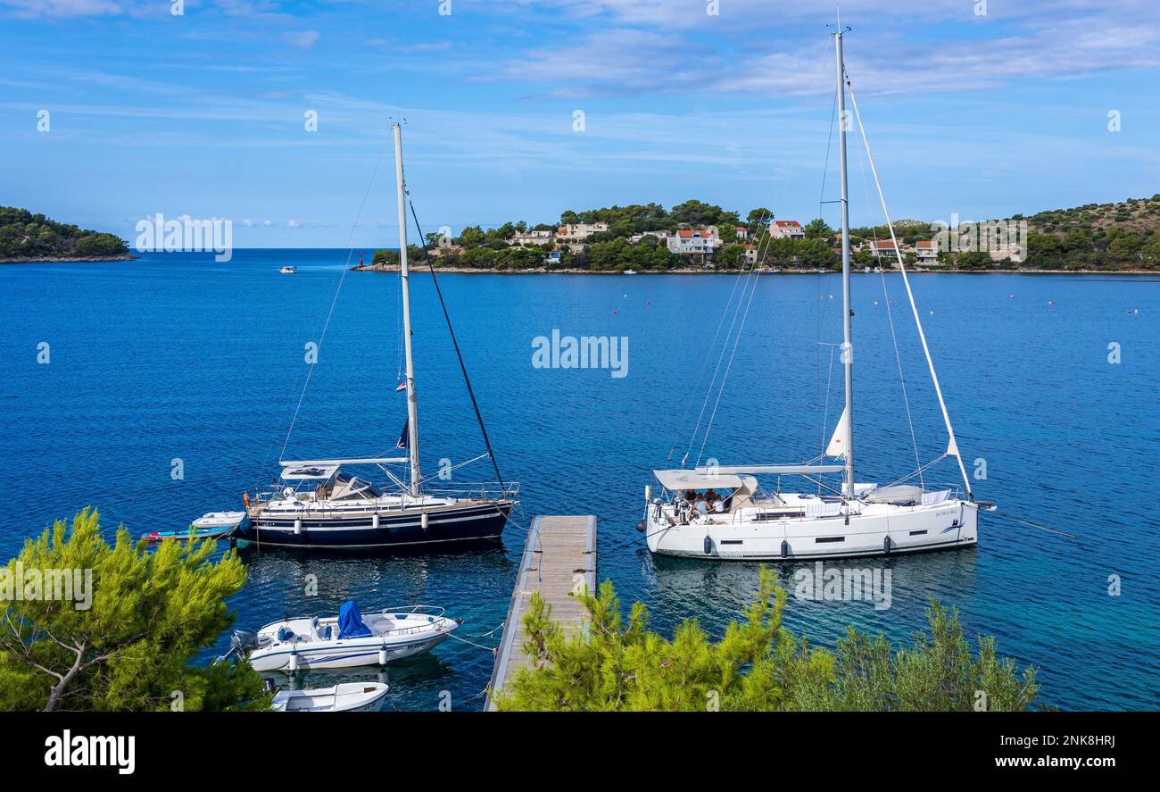 Bateaux à voile amarrés dans une baie sur la mer Adriatique, île de Lastovo, Dalmatie, Croatie Banque D'Images