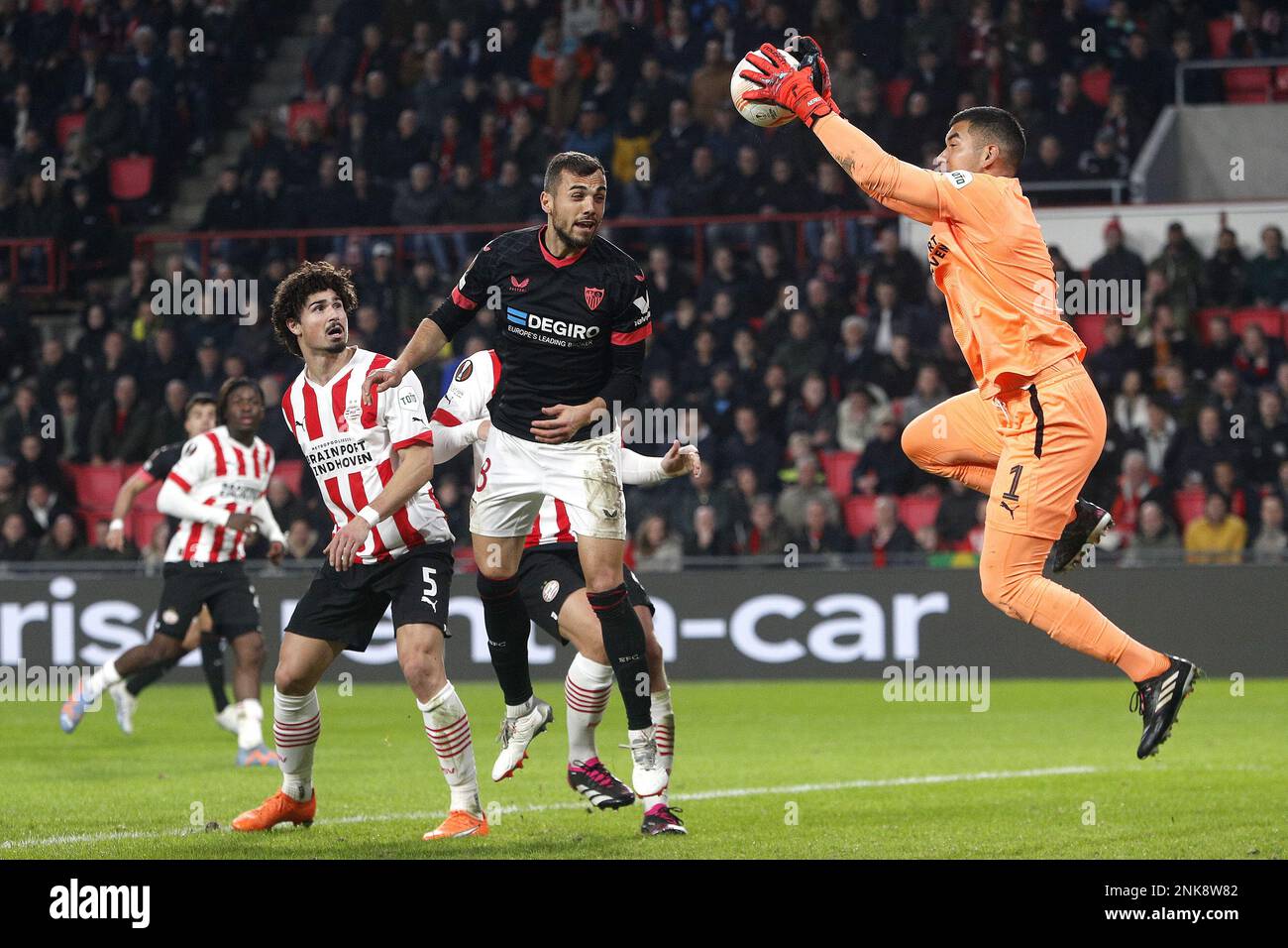 EINDHOVEN - (l-r) Jordan Teze of PSV Eindhoven, Joan Jordan of Sevilla FC, le gardien de but du PSV Eindhoven Walter Benitez pendant le match de l'UEFA Europa League entre le PSV Eindhoven et le Sevilla FC au stade Phillips sur 23 février 2023 à Eindhoven, pays-Bas. AP | hauteur néerlandaise | Jeroen Putmans Banque D'Images