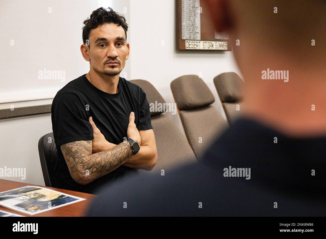 Max Holloway, champion de poids plume de l'UFC et natif d'Hawaï, participe à un briefing de sécurité pour les passagers dans le cadre du programme VIP Rider des Blue Angels, Marine corps Air Station Kaneohe Bay, Marine corps base Hawaii, 12 août 2022. Holloway a été sélectionné comme VIP Rider en raison de son rôle actif dans sa communauté et a reçu le Forrest Griffin Community Award de l'UFC pour son travail bénévole et caritatif exceptionnel. La base des corps marins d'Hawaï a accueilli le spectacle aérien de Kaneohe Bay 2022, « Blues on the Bay », du 13 au 14 août. Banque D'Images