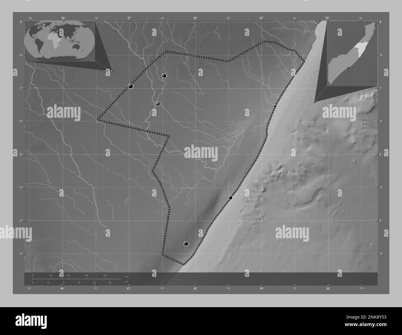 Mudug, région de la Somalie continentale. Carte d'altitude en niveaux de gris avec lacs et rivières. Lieux des principales villes de la région. Emplacement auxiliaire d'angle m Banque D'Images