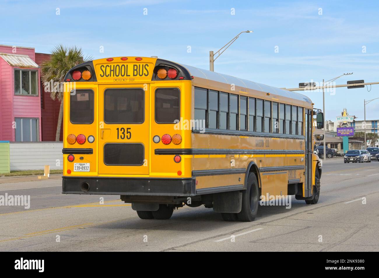 Galveston, Texas - février 2023 : vue arrière d'un bus scolaire qui longe la route du front de mer Banque D'Images