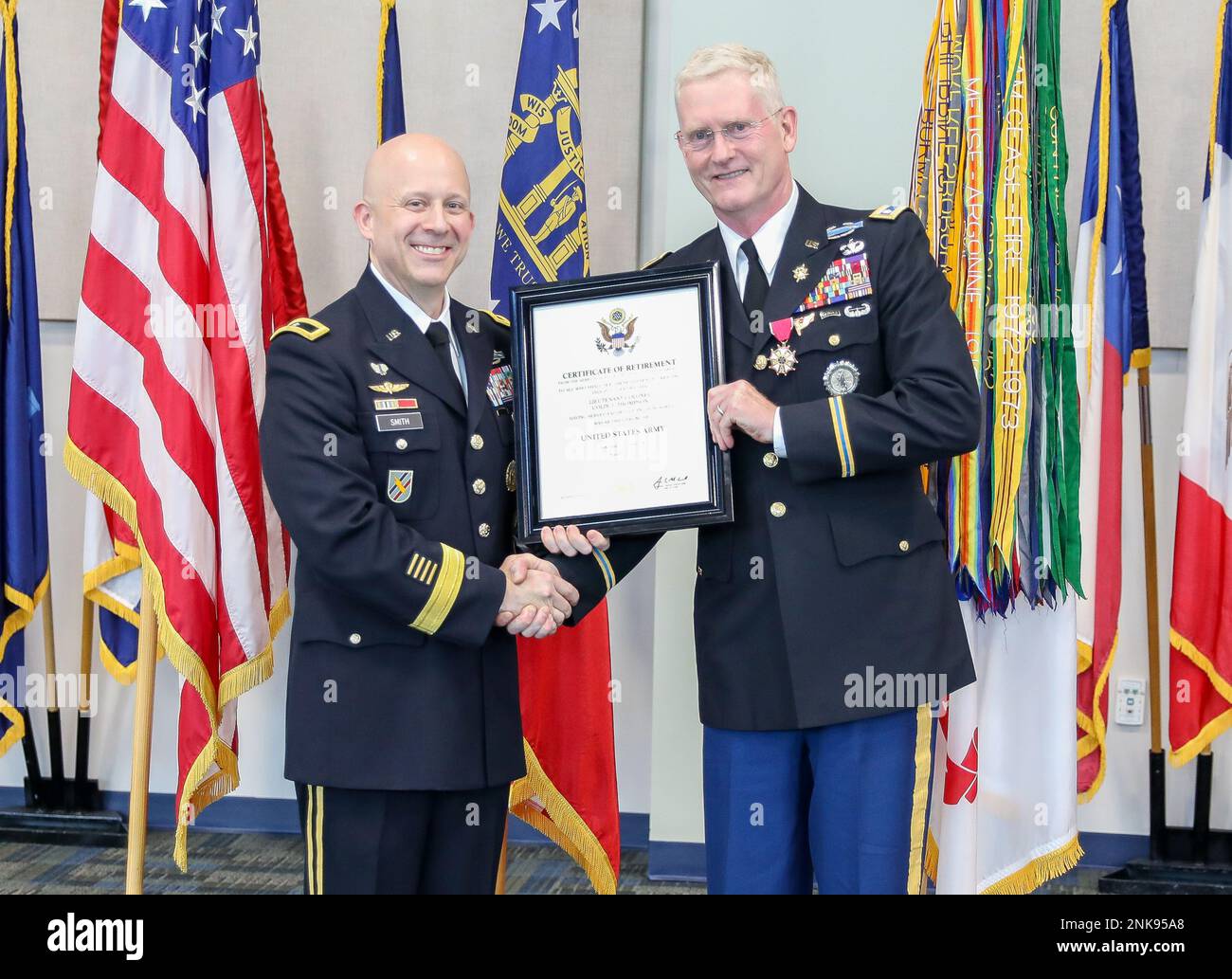 Le Brigadier-général Matt Smith présente un certificat de retraite au lieutenant-colonel Colin Thompson lors d'une cérémonie au Centre de la Garde nationale Clay à Marietta, en Géorgie, en 12 août 2022. Banque D'Images