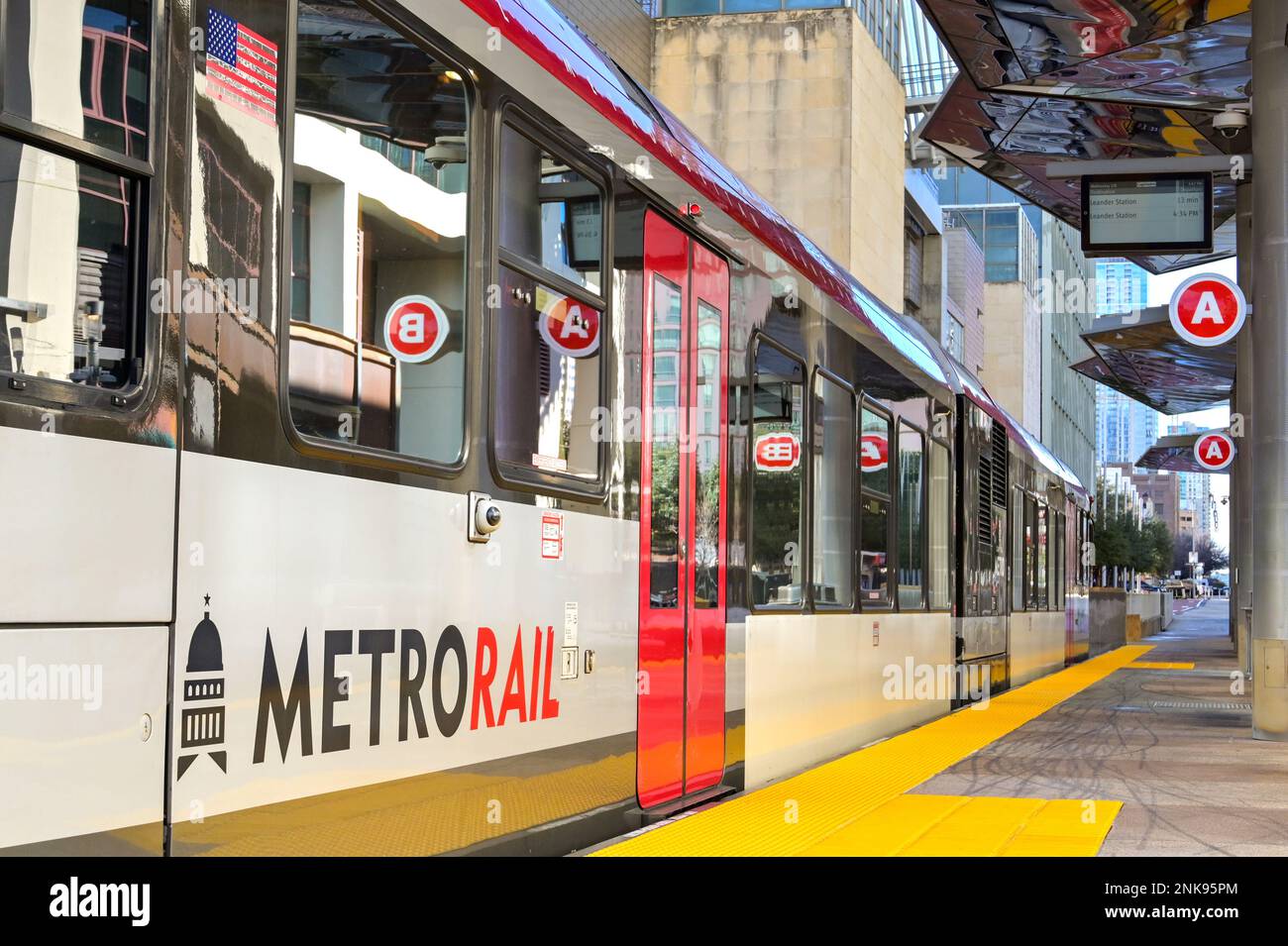 Austin, Texas, États-Unis - février 2023 : train de banlieue à la gare de Metrorail Downtown dans le centre-ville Banque D'Images