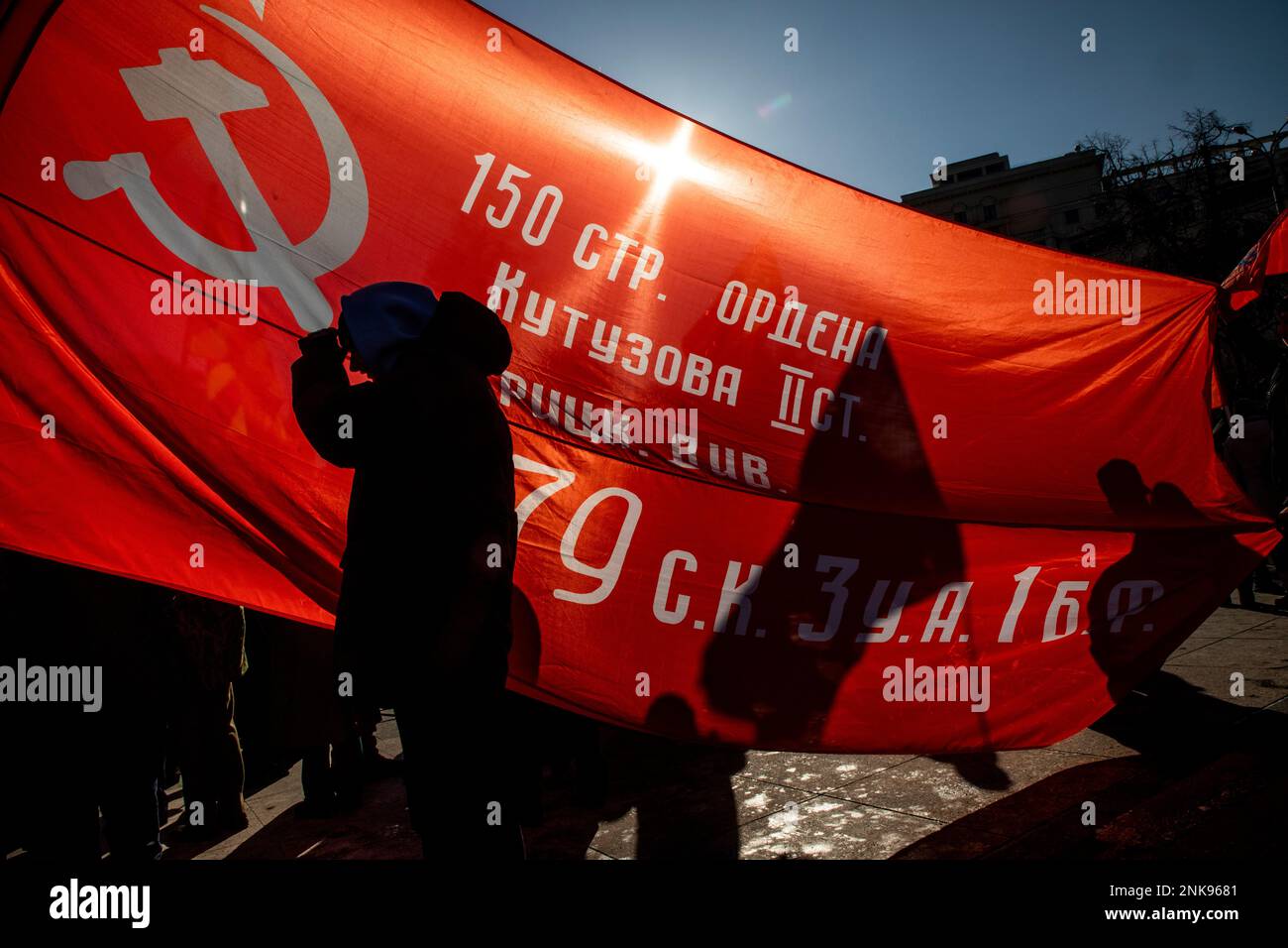 Moscou, Russie. 23rd février 2023. Les partisans du parti communiste se réunissent avec une immense réplique de la bannière de la victoire lors des célébrations nationales du « jour de la Patrie » près du Kremlin sur la place de la Révolution à Moscou, en Russie. Les défenseurs de la fête de la Patrie, célébrée en Russie le 23 février, honorent l'armée nationale et sont des vacances à l'échelle nationale. Nikolay Vinokurov/Alay Live News Banque D'Images