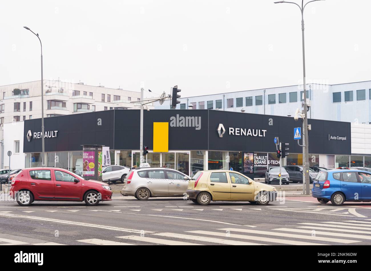 Poznan, Pologne - 20 janvier 2023 : salle d'exposition de voitures Renault en centre-ville, en face de la salle d'exposition il y a une intersection sur laquelle les voitures se déplacent. Banque D'Images