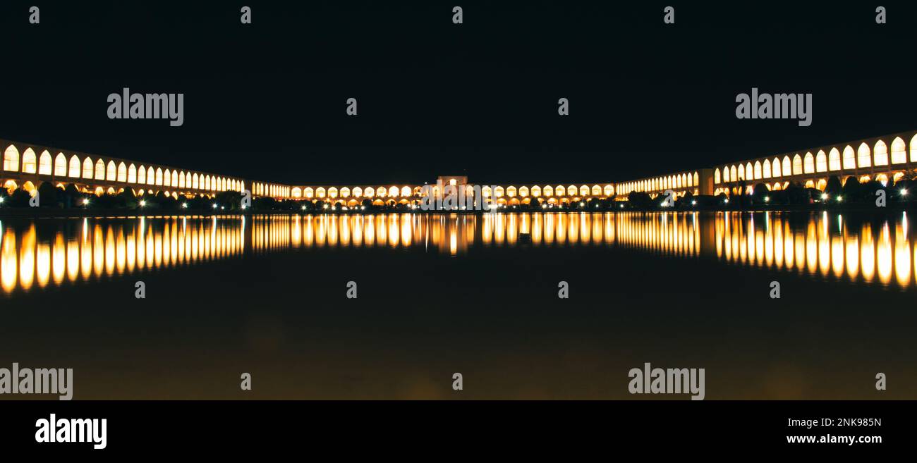 Esfahan, Iran - 15th mai 2022 : place Naqsh-e Jahan, site classé au patrimoine mondial de l'UNESCO la nuit avec la mosquée Shah en arrière-plan Banque D'Images