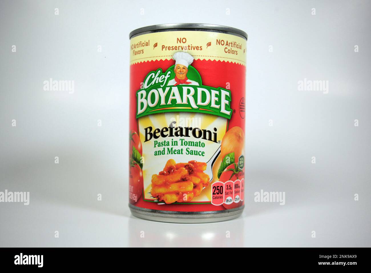 New York, NY - 5 octobre 2021: La marque américaine populaire chef Boyardee Beefaroni peut isolé sur fond blanc Banque D'Images