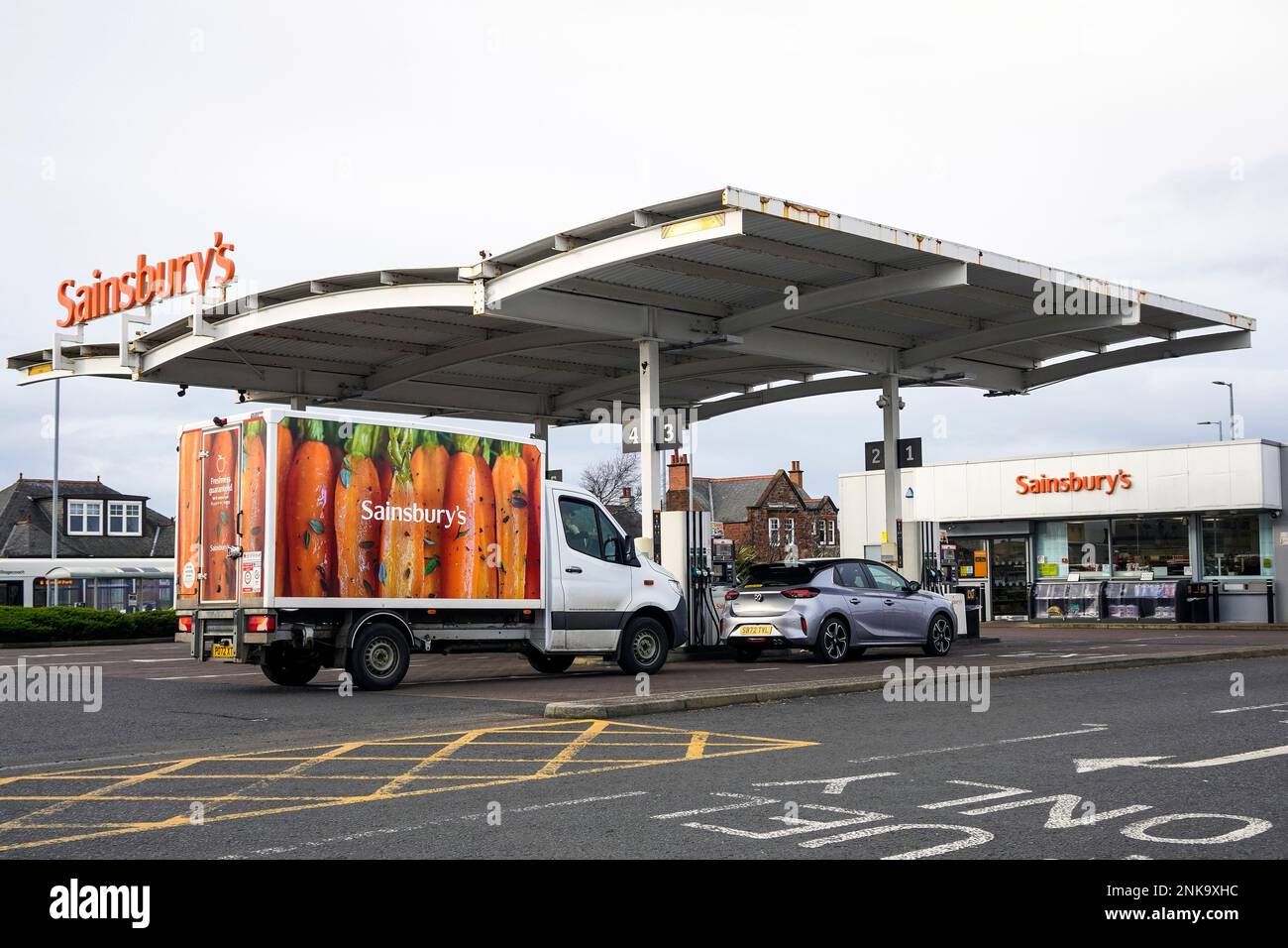 Station de remplissage de Sainsbury, à côté d'un supermarché de sainsbury, Prestwick, Écosse, Royaume-Uni Banque D'Images