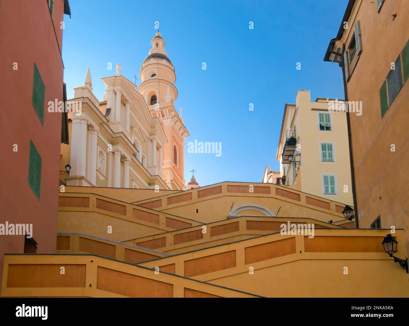 Basilique Saint-Michel l'Archange de Menton et des escaliers pittoresques Banque D'Images