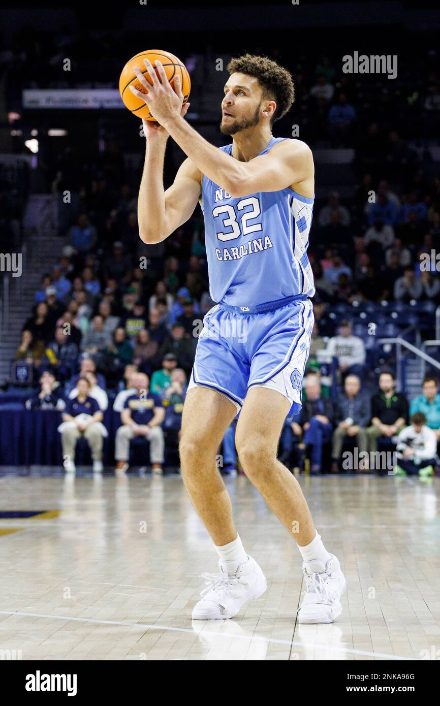 South Bend, Indiana, États-Unis. 22nd févr. 2023. En Caroline du Nord, Pete Nance (32) tire le ballon lors d'un match de basket-ball NCAA entre les talons de goudron de Caroline du Nord et le combat irlandais de notre Dame au Purcell Pavilion du Centre Joyce de South Bend, Indiana. La Caroline du Nord a battu notre Dame de 63 à 59. John Mersiits/CSM/Alamy Live News Banque D'Images