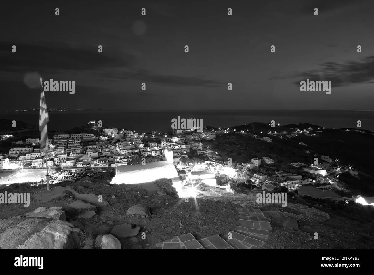 Vue panoramique sur le village pittoresque illuminé d'iOS Grèce après le coucher du soleil Banque D'Images