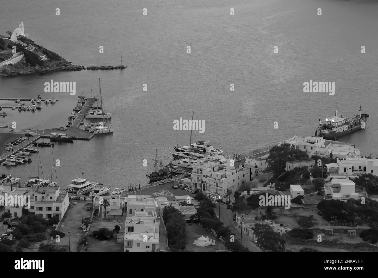 IOS, Grèce - 30 mai 2021 : vue panoramique du port d'iOS Grèce, avec des bateaux, voiliers et divers bâtiments blanchis à la chaux en noir et blanc Banque D'Images