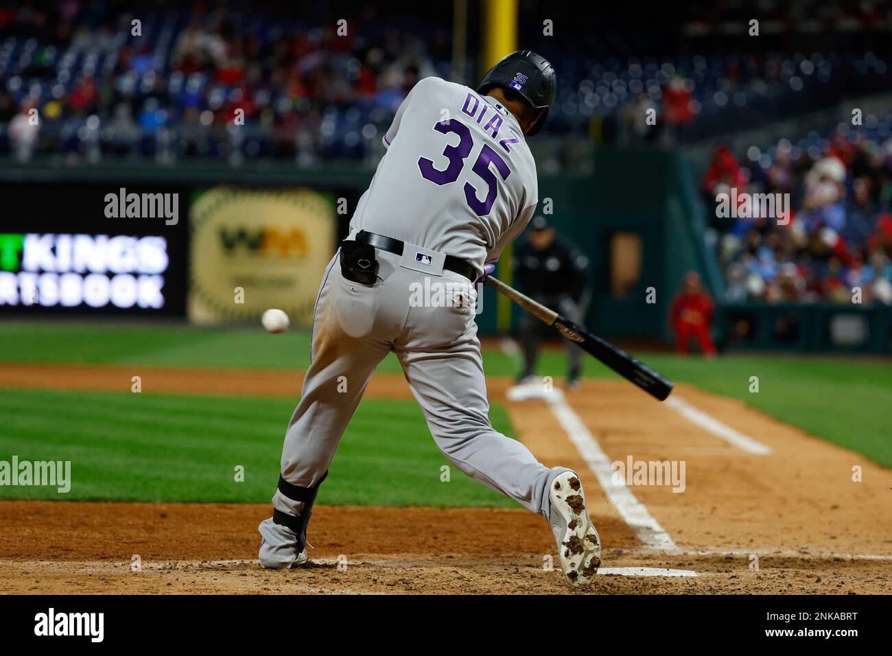 PHILADELPHIA, PA - APRIL 27: Colorado Rockies catcher Elias Diaz (35) at bat during the Major League Baseball game between the Philadelphia Phillies and the Colorado Rockies on April 27, 2022 at Citizens Bank Park in Philadelphia, Pennsylvania. (Photo by Rich Graessle/Icon Sportswire) (Icon Sportswire via AP Images) Banque D'Images
