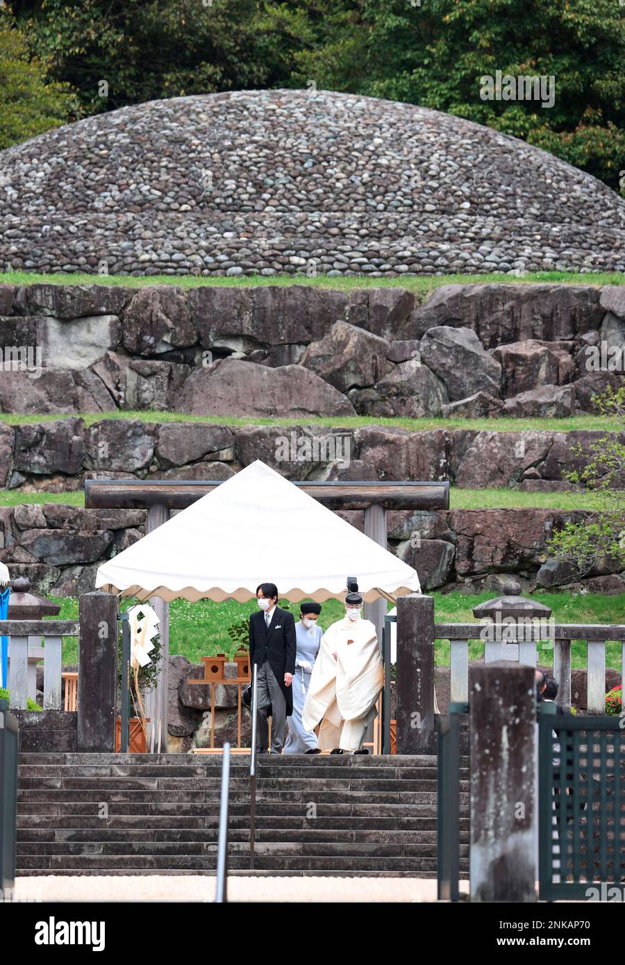 Japanese Crown Prince Akishino (Fumihito) and Crown Princess Kiko visit to pay reverence at the tomb of Emperor Showa at Musashi Imperial Graveyard in Hochioji City, Tokyo on April 26, 2022.( The Yomiuri Shimbun via AP Images ) Banque D'Images