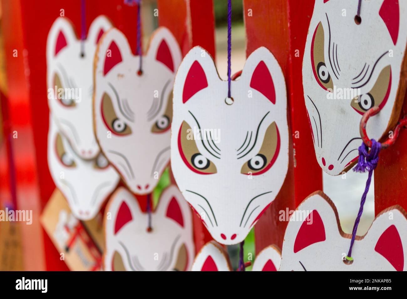 Renard rouge et blanc plaques de prière ema à Asanogawa inari jinja, Kanazawa, Japon. Banque D'Images