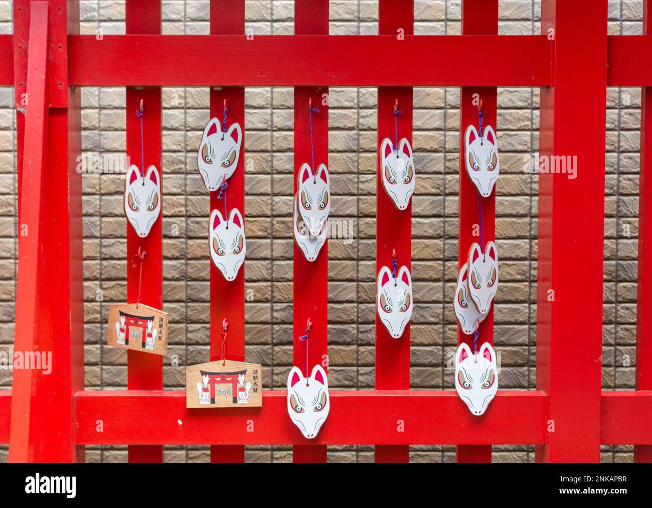 Masques de renard rouge et blanc à Asanogawa inari jinja, Kanazawa, Japon. Banque D'Images