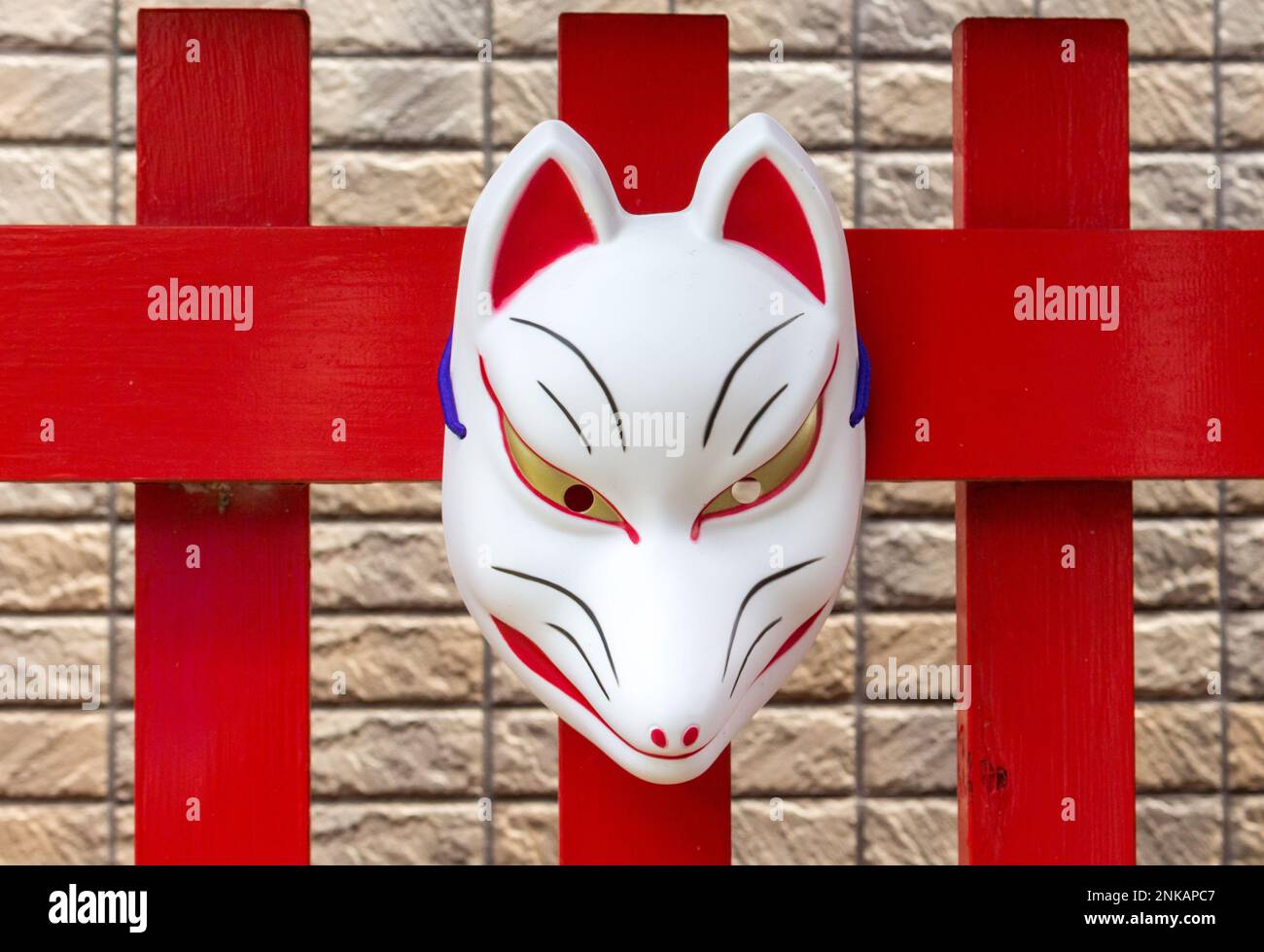 Masque de renard rouge et blanc à Asanogawa inari jinja, Kanazawa, Japon. Banque D'Images