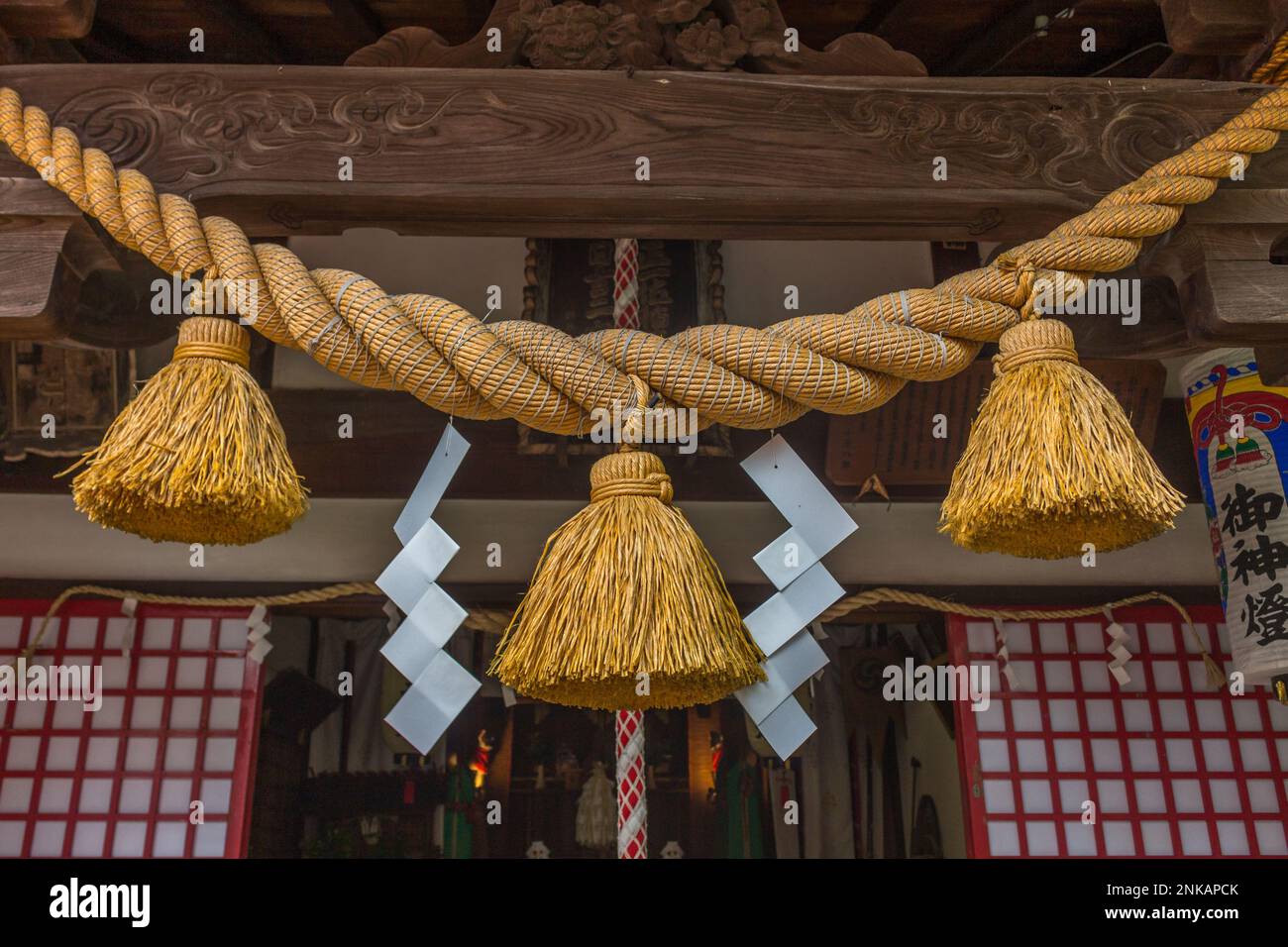 Corde sacrée, ou shimenawa, et des banderoles en zigzag, ou shide, Asanogawa inari jinja, Kanazawa, Japon. Banque D'Images