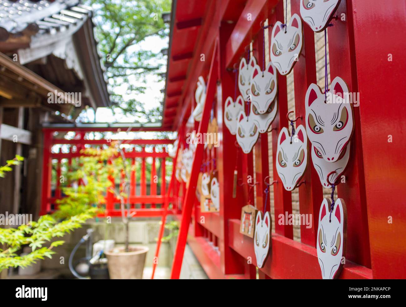 Plaques de prière ema rouge et blanc à Asanogawa inari jinja, Kanazawa, Japon. Banque D'Images