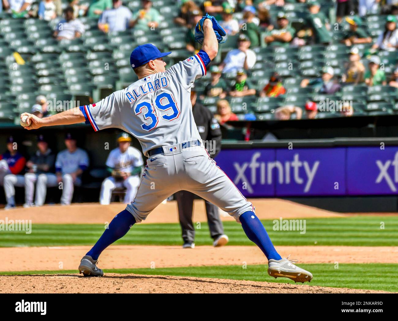 OAKLAND, CA - APRIL 24: Texas Rangers relief pitcher Kolby Allard (39) winds up for a pitch during the game between the Texas Rangers and the Oakland As on Sunday, April 24, 2022 at the Oakland Coliseum in Oakland, California. (Photo by Douglas Stringer/Icon Sportswire) (Icon Sportswire via AP Images) Banque D'Images