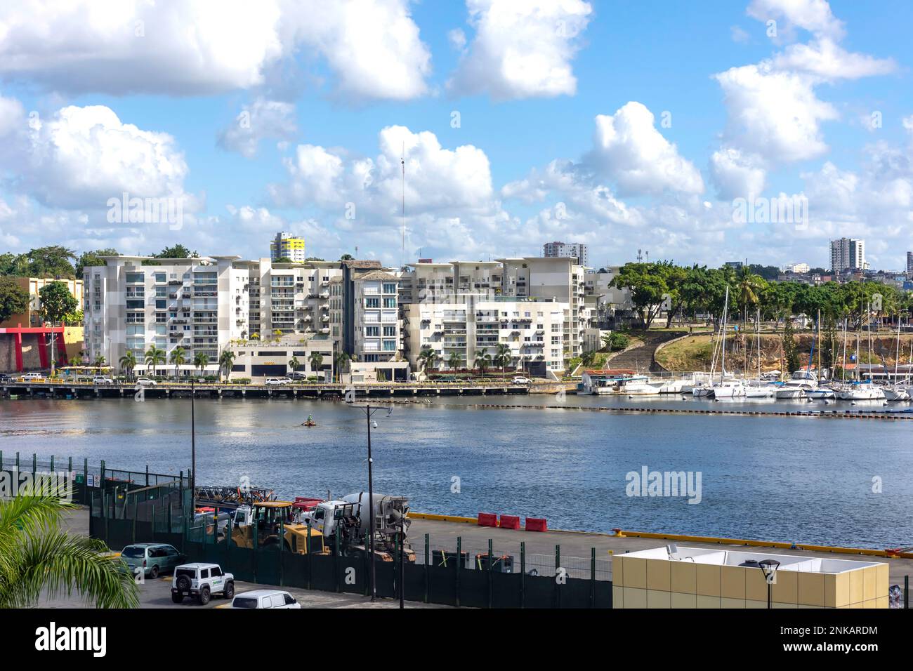 Marina Bartolomé Colón et immeuble d'appartements à travers Rio Ozama, Saint-Domingue, République dominicaine, grandes Antilles, Caraïbes Banque D'Images