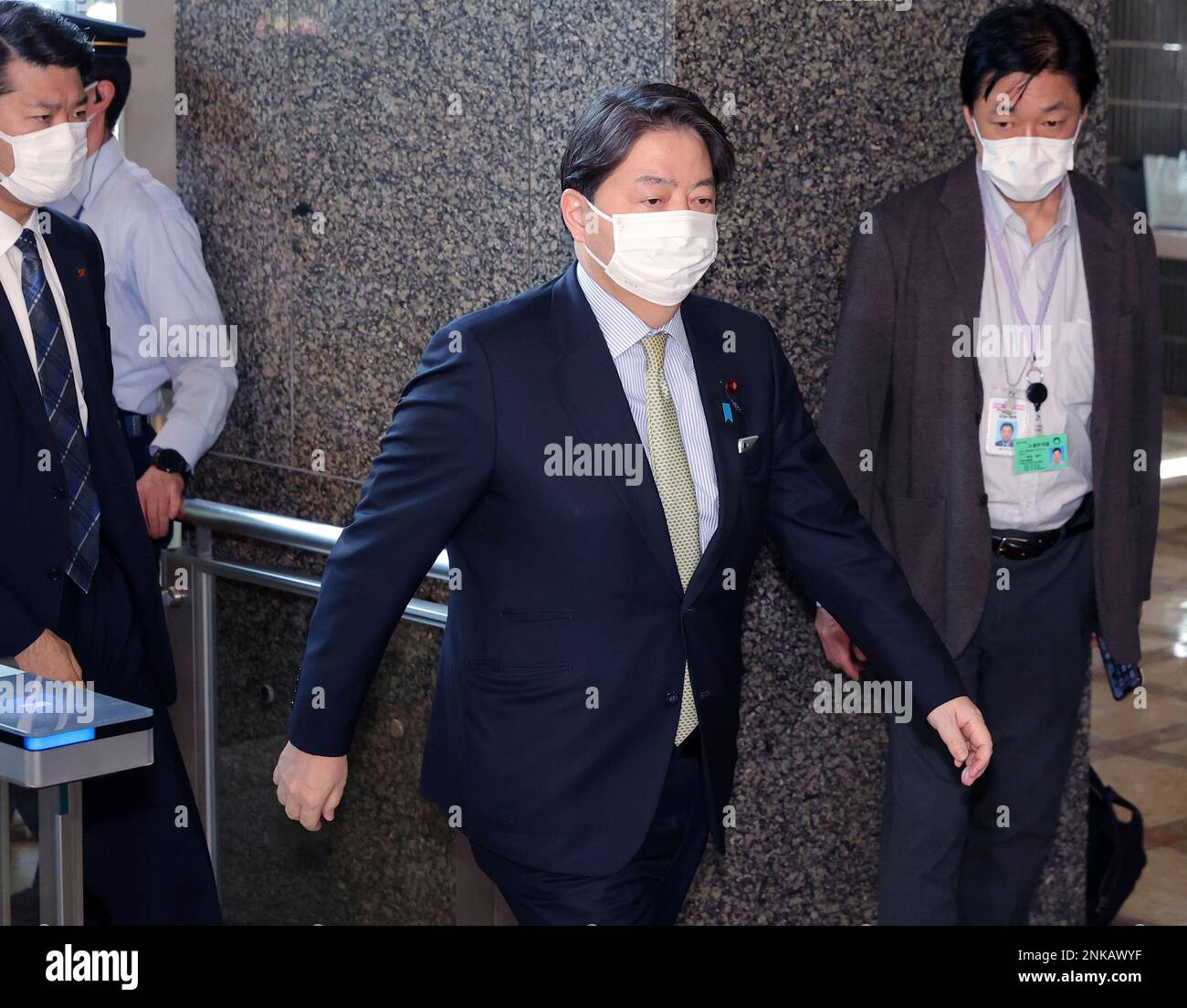 Japanese Foreign Minister Yoshimasa Hayashi enters the building to meet the policy council delegation of President-elect Yoon Suk-yeol at the Ministry of Foreign Affairs in Tokyo on April 25, 2022. The leader of policy council delegation Cheong Jin-Suk attends the meeting.( The Yomiuri Shimbun via AP Images ) Banque D'Images