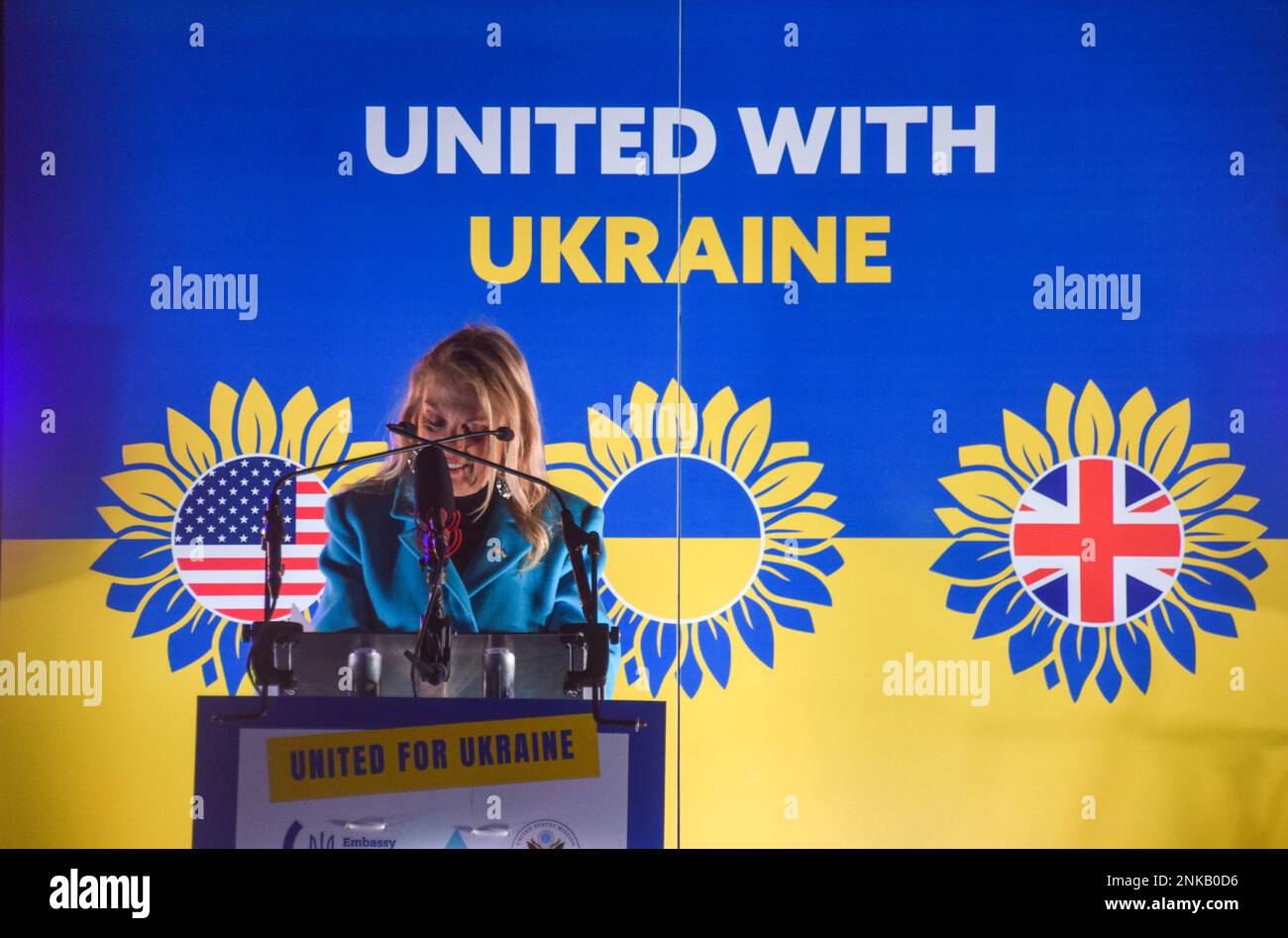 Londres, Royaume-Uni. 23rd février 2023. Jane Hartley, ambassadrice des États-Unis au Royaume-Uni, prononce un discours à l'occasion de la veillée des États-Unis avec l'Ukraine à Trafalgar Square. Des milliers de personnes se sont rassemblées et divers artistes et orateurs ont pris la scène à la veille du premier anniversaire de l’invasion de l’Ukraine par la Russie. Credit: Vuk Valcic/Alamy Live News Banque D'Images