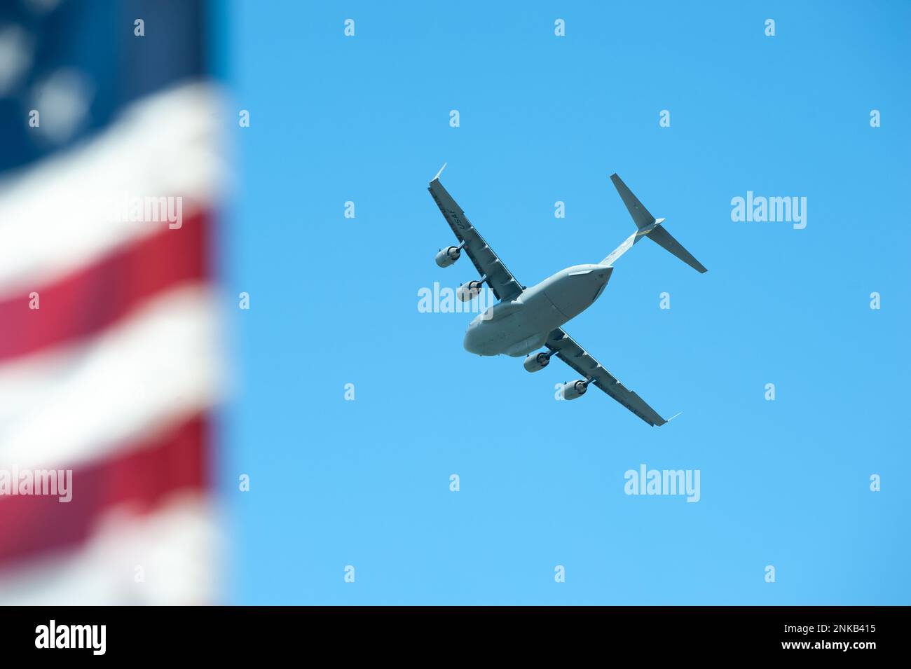 A ÉTATS-UNIS La Force aérienne C-17 Globemaster III effectue une manœuvre aérienne le 12 août 2022, lors du salon de l'aviation de la baie Kaneohe à la base des Marines d'Hawaii. Le C-17 est affecté à la base conjointe Pearl Harbor-Hickam, à Hawaï, et a été exploité par une équipe aérienne de la force totale de l'équipe de démonstration C-17 et de la Garde aérienne nationale d'Hawaï tout au long de la démonstration. L’événement a eu lieu pour célébrer les relations de longue date de l’armée avec la communauté locale et donner au public l’occasion de témoigner des capacités de la force conjointe. Banque D'Images