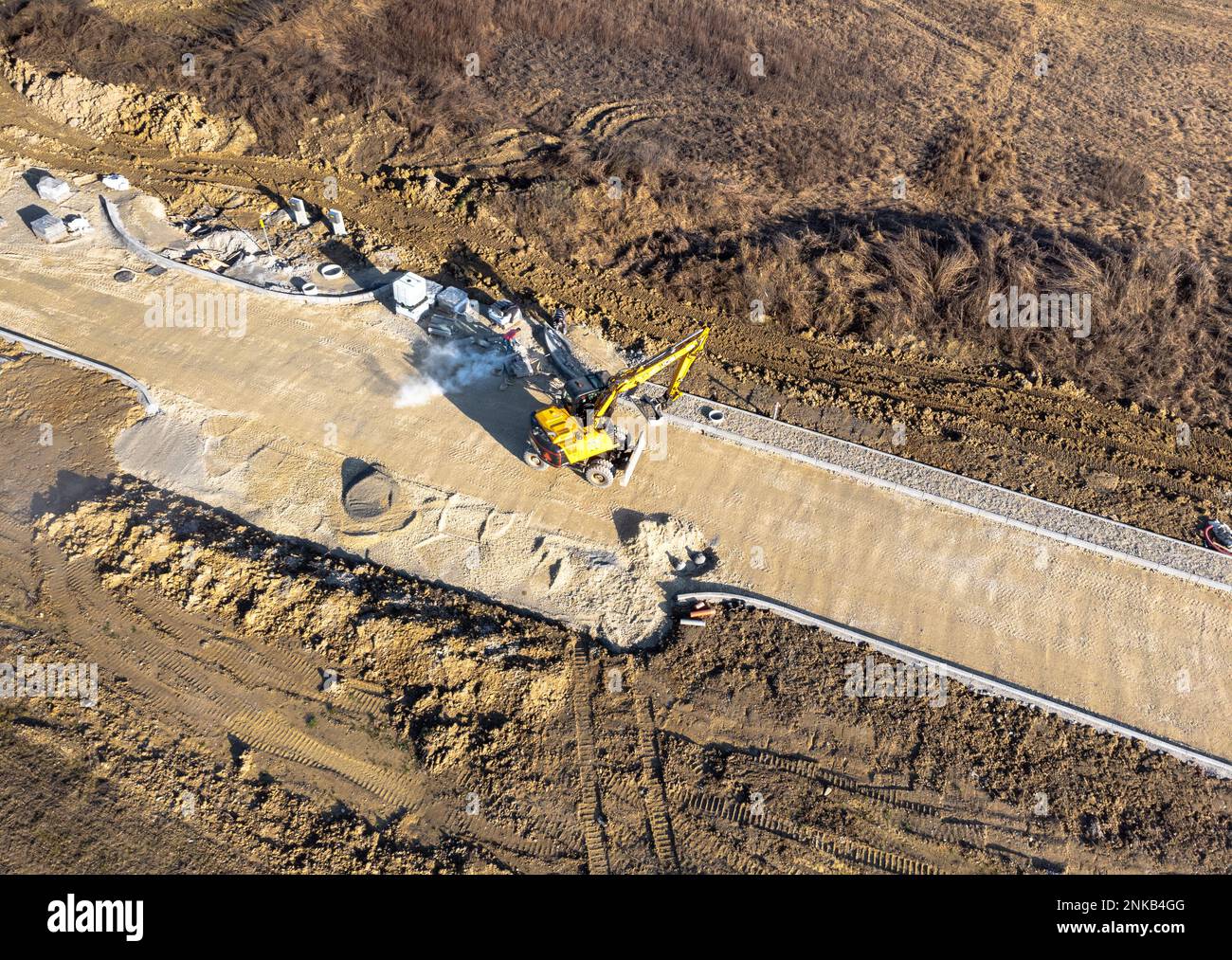 Construction de routes avec pelle hydraulique Banque D'Images