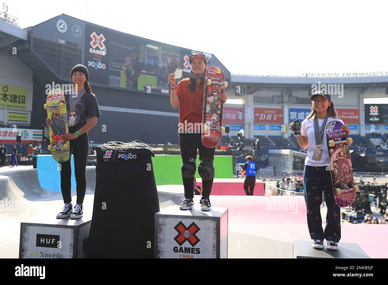 Japan's Sakura Yosozumi (C), 2020 Tokyo Olympic gold medalist, celebrates during the awarding ceremony of the Women's Skateboard Park at ZOZO Marine Stadium in Chiba Prefecture on April 23, 2022. 20-year-old Yosozumi claimed her first X Games title. ( The Yomiuri Shimbun via AP Images ) Banque D'Images