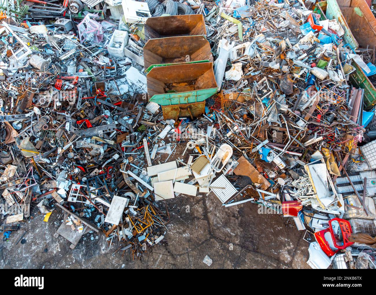 Centre de recyclage avec différents types de déchets et conteneurs vides vue aérienne en haut Banque D'Images