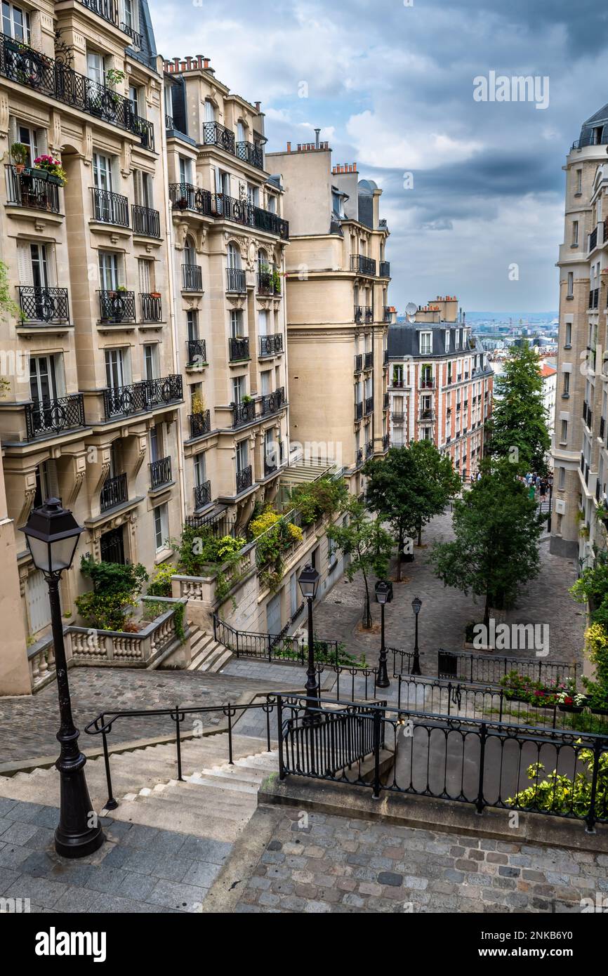 Allée étroite avec bâtiments anciens et escaliers à Montmartre Hill à Paris, France Banque D'Images