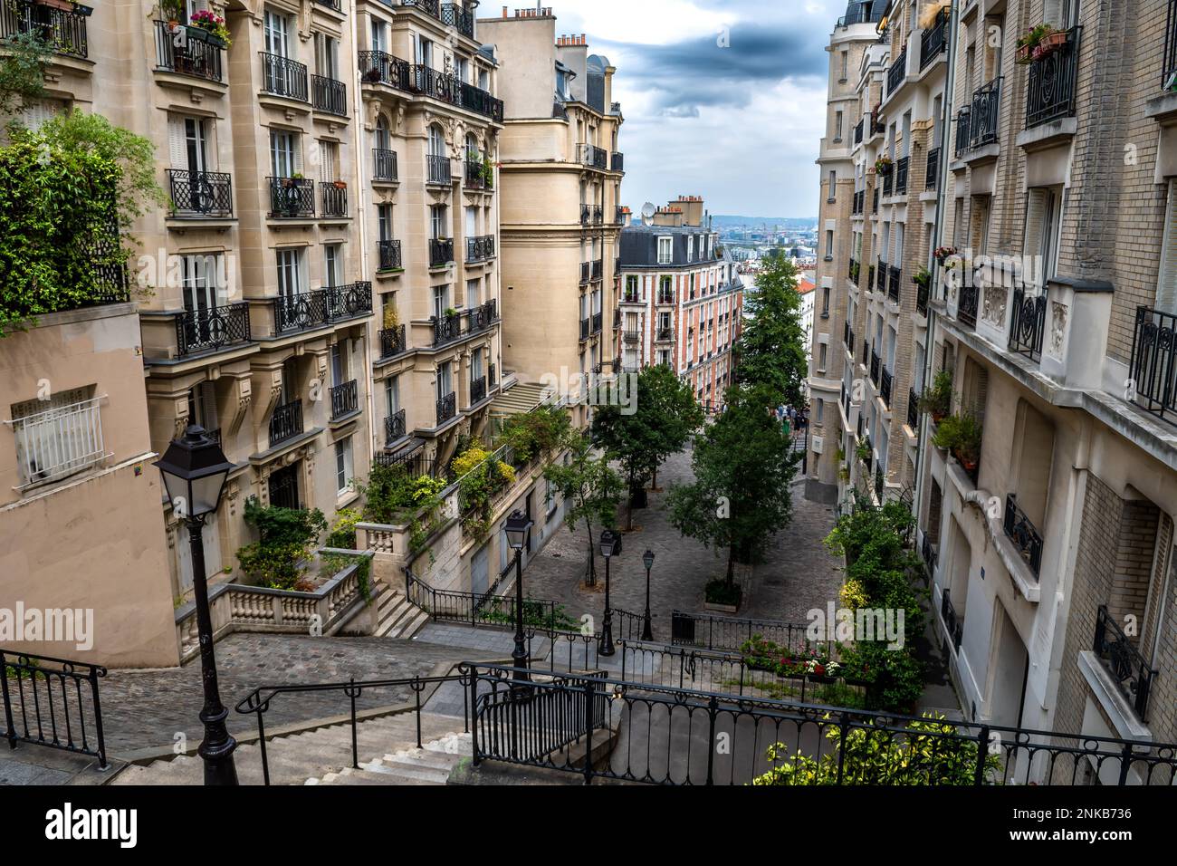Allée étroite avec bâtiments anciens et escaliers à Montmartre Hill à Paris, France Banque D'Images